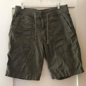 Get some new shorts for summer! Like-new Men’s GAP